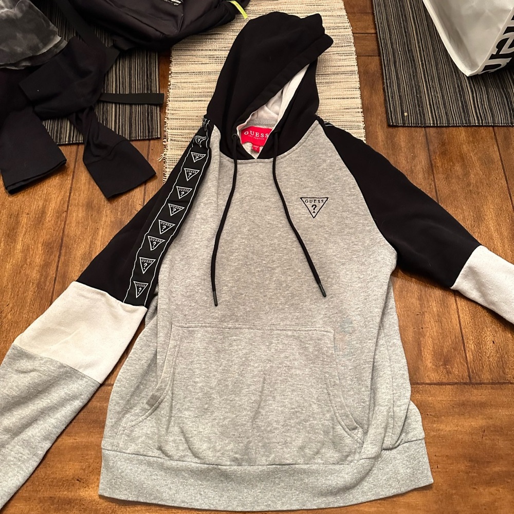 Guess sweatshirt